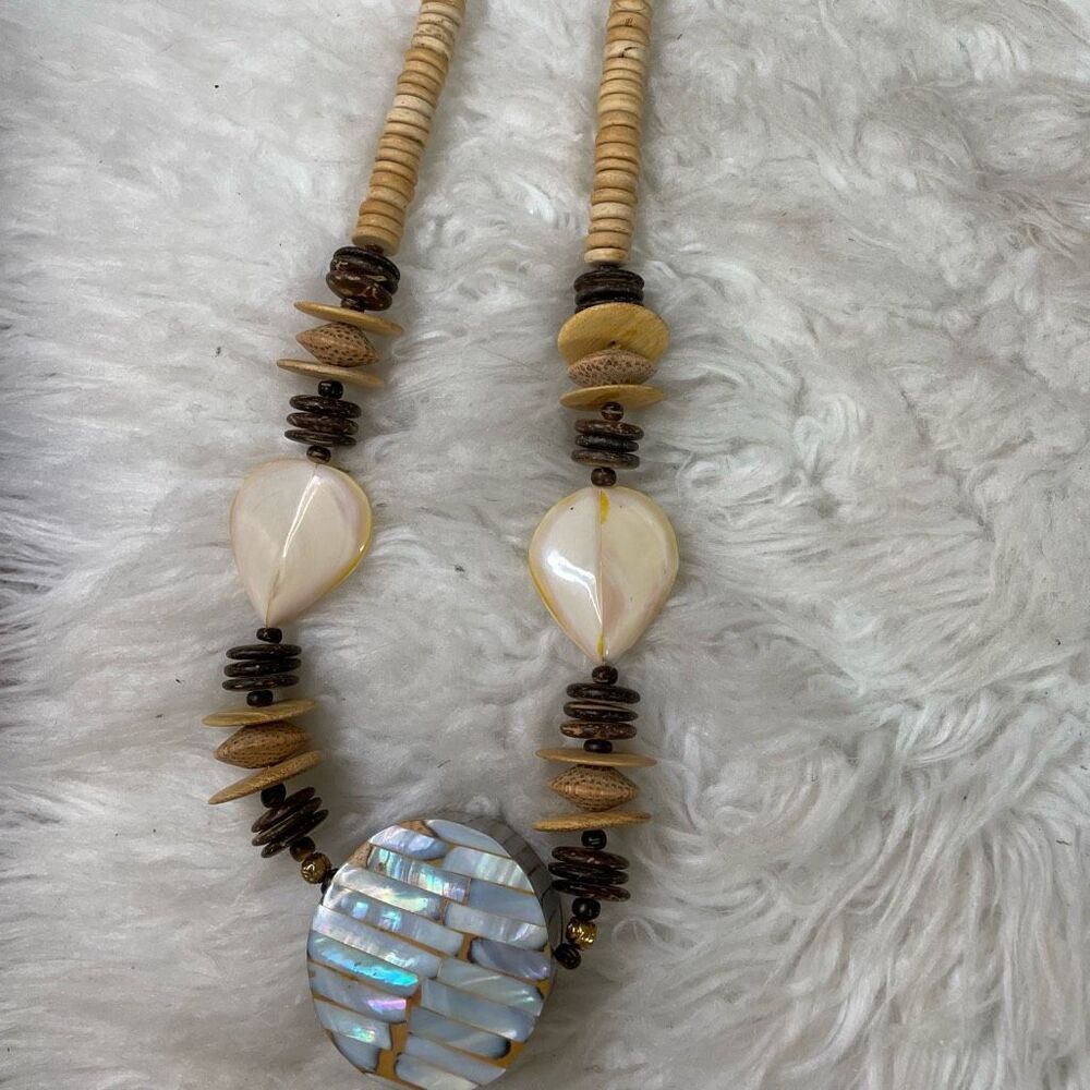 Heart Accent Shell Pendant Necklace in Cream and Brown